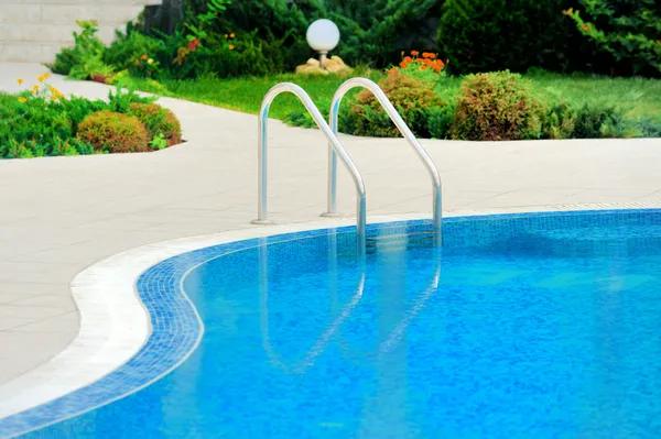 How a weekly pool maintenance service Helps Maintain Water Quality